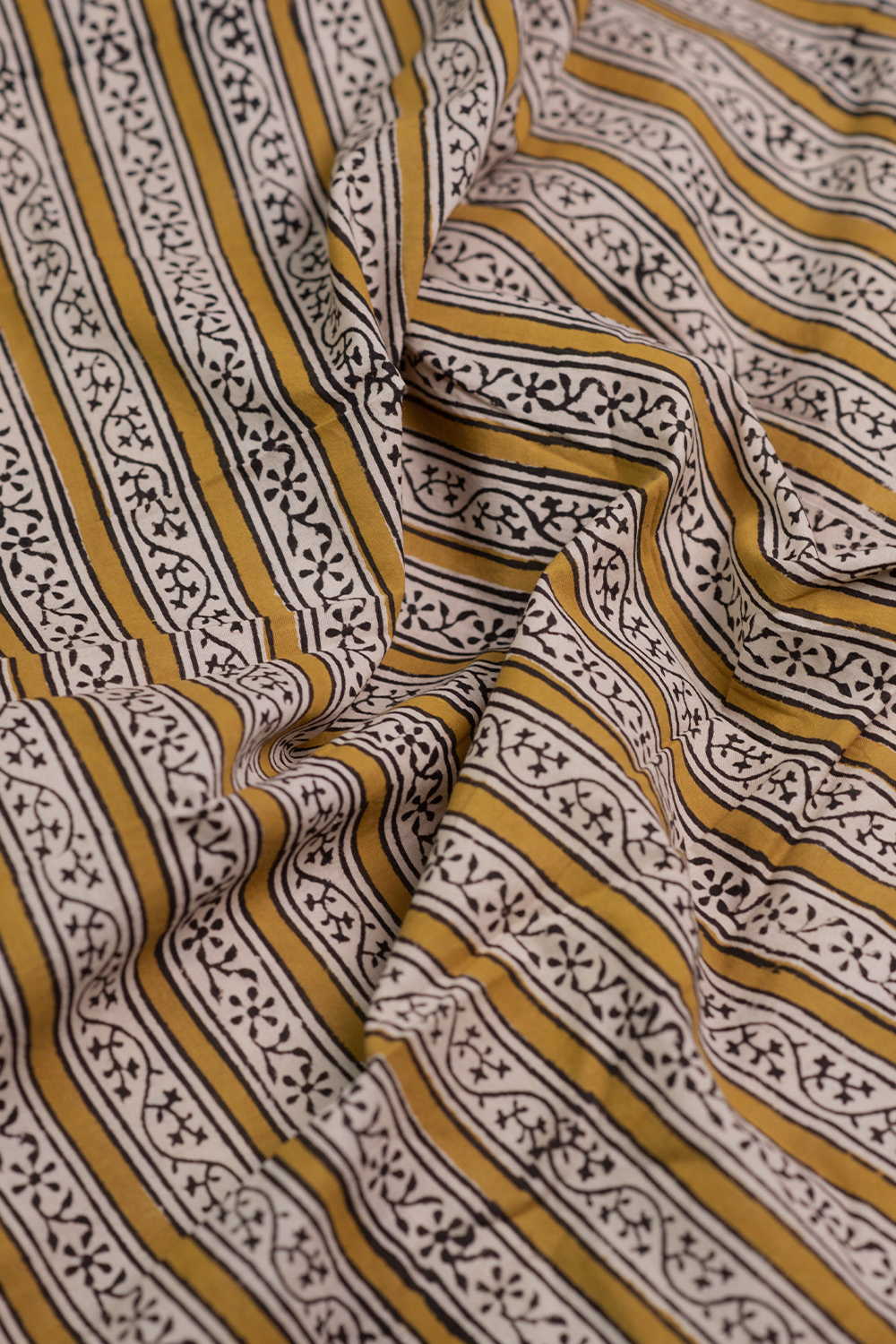 Flowing Floral Pattern Bagru Cotton Fabric - Image 3