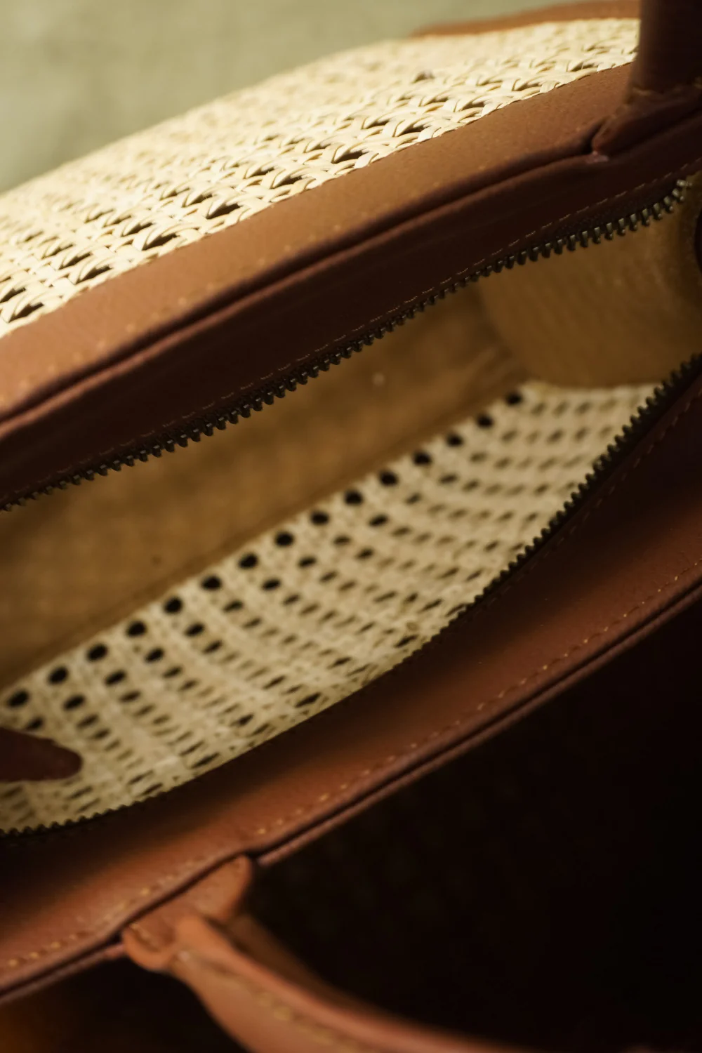 Handwoven Beige Wired Body Bag - Image 5