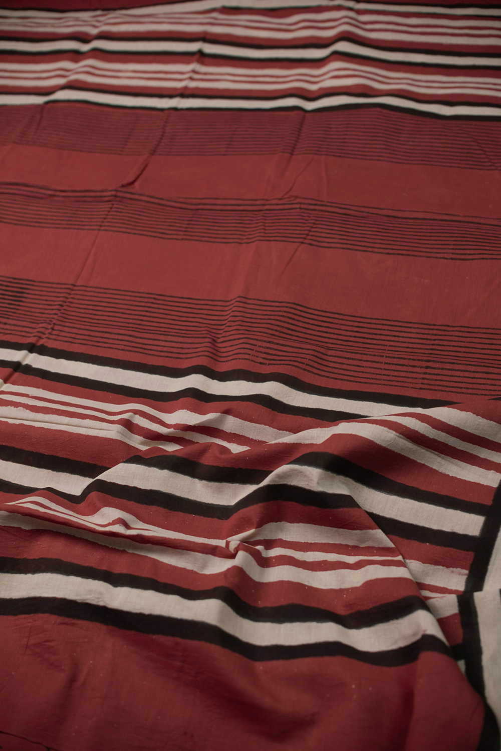 Scarlet Maroon Block Printed Mul Cotton saree - Image 3