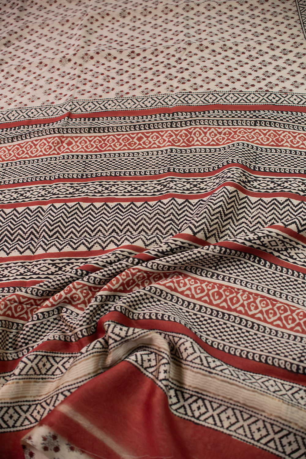 Florets - Cream Block Printed Silk Cotton saree - Image 3