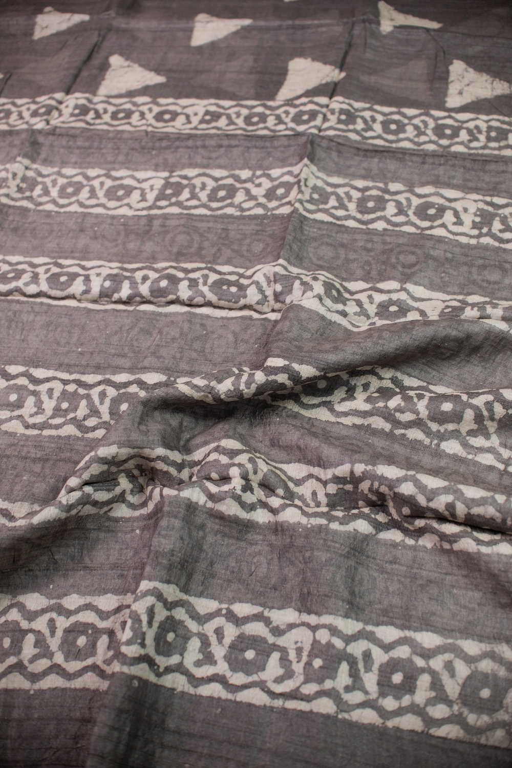 Triangle Motif Grey Block Printed Tussar saree - Image 3