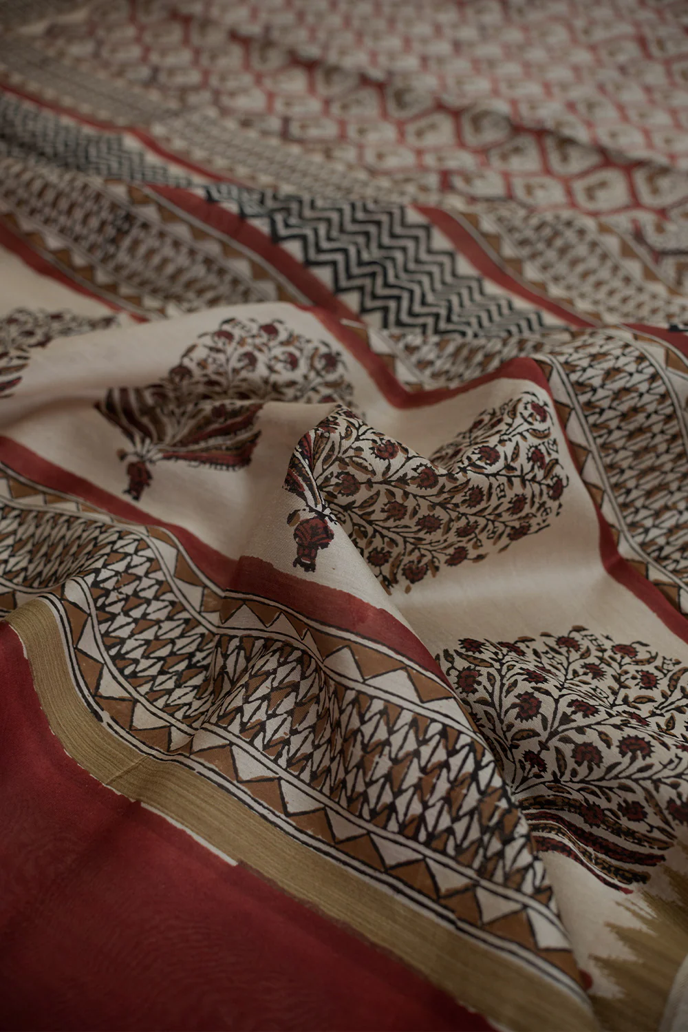 Floral Butta on Faded Maroon Ghicha Border Chanderi Saree - Image 3