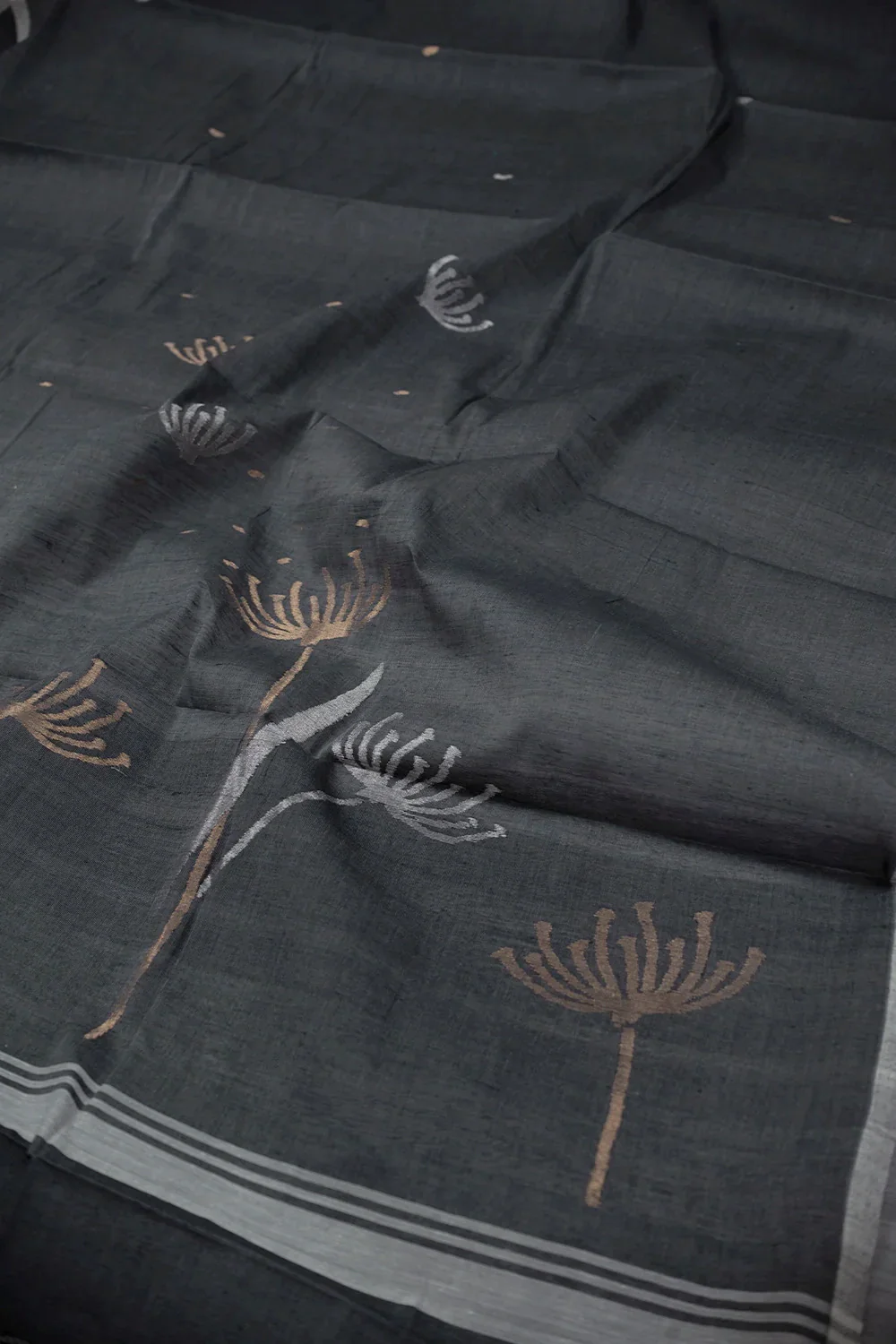 Gold & Silver Zari Butta Handwoven Cotton saree - Image 3