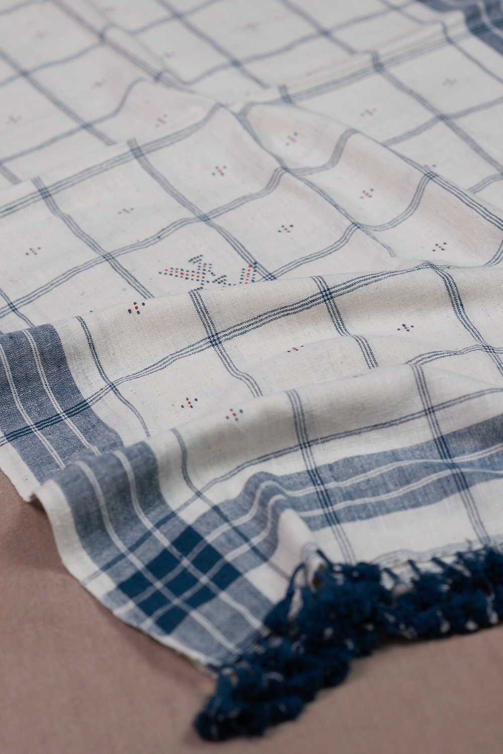 Checks on Cream Bhujodi Cotton Stole - Image 3