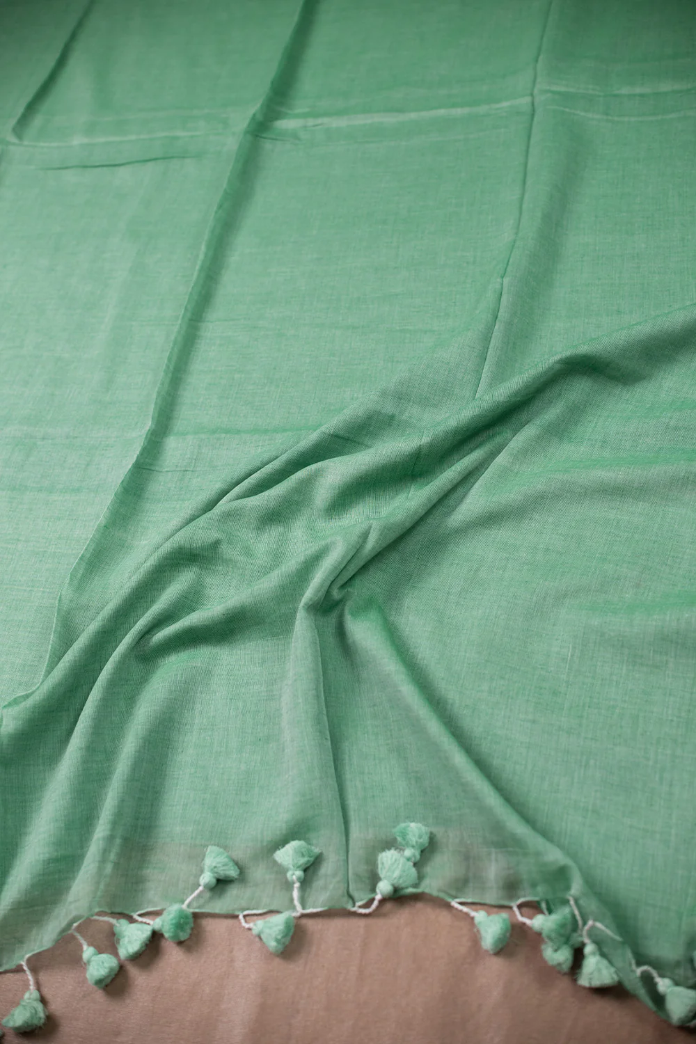 Creamy Green Handwoven Mul Cotton saree - Image 3