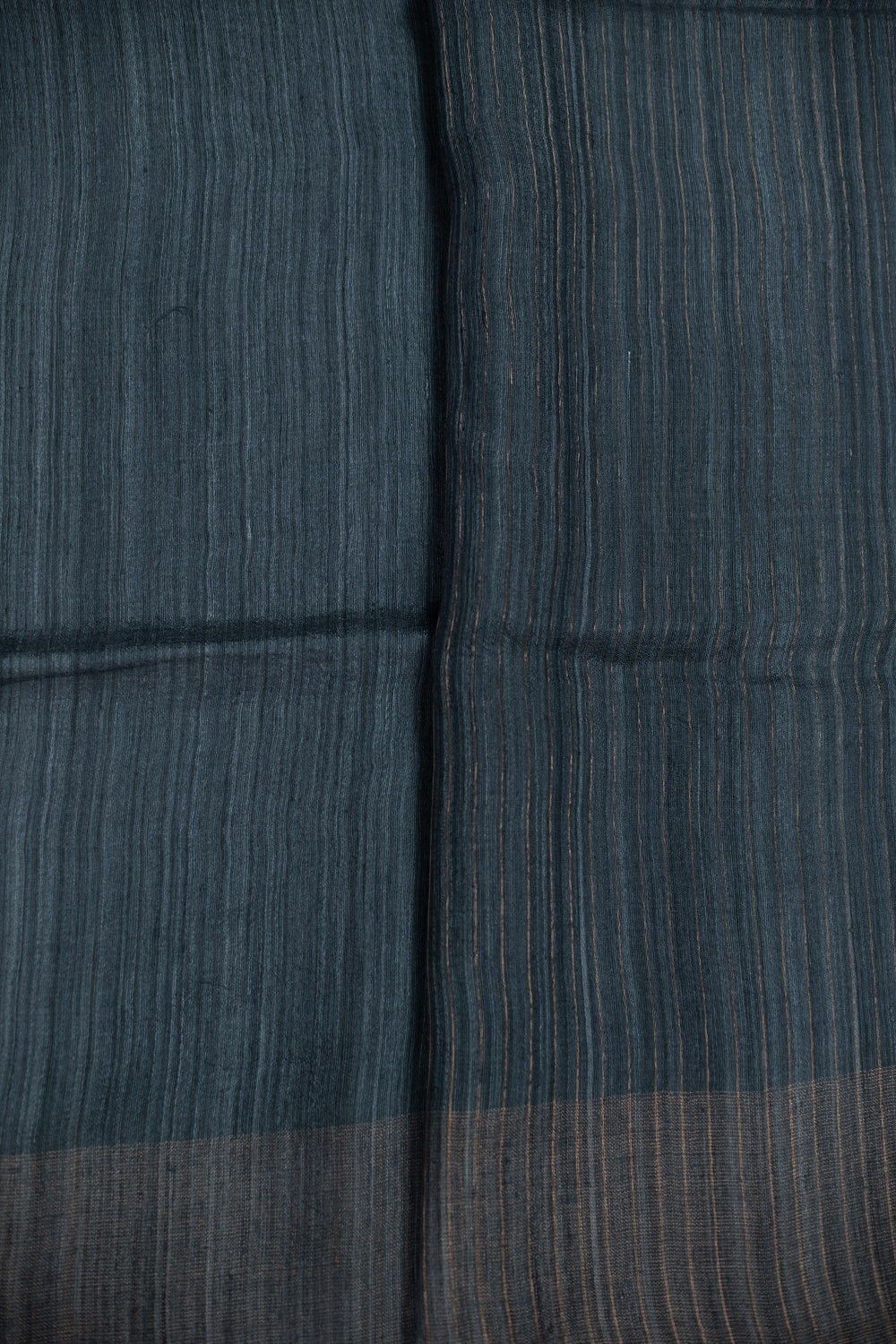 Charcoal Grey Handwoven Silk saree - Image 4