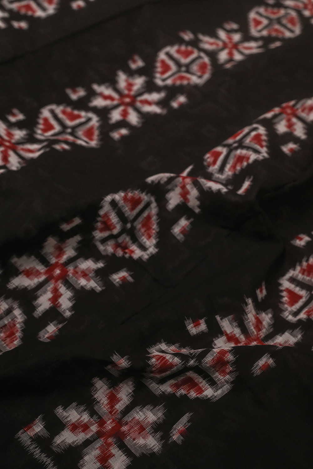 Patterned on Black Teliyarumal Ikat Cotton saree - Image 3