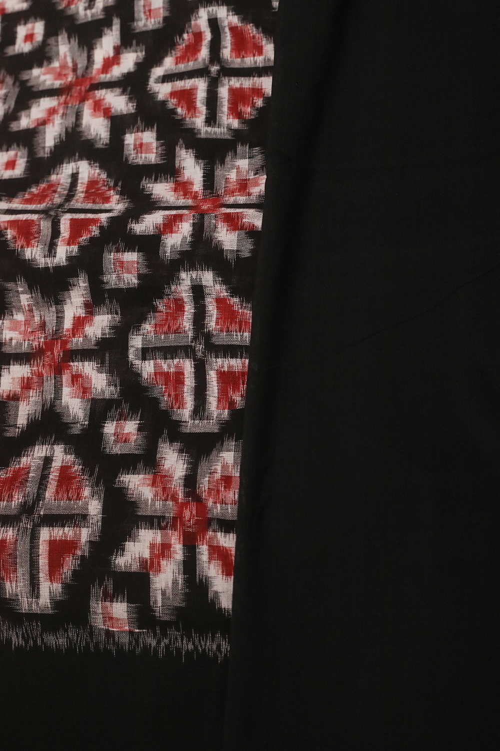 Patterned on Black Teliyarumal Ikat Cotton saree - Image 4