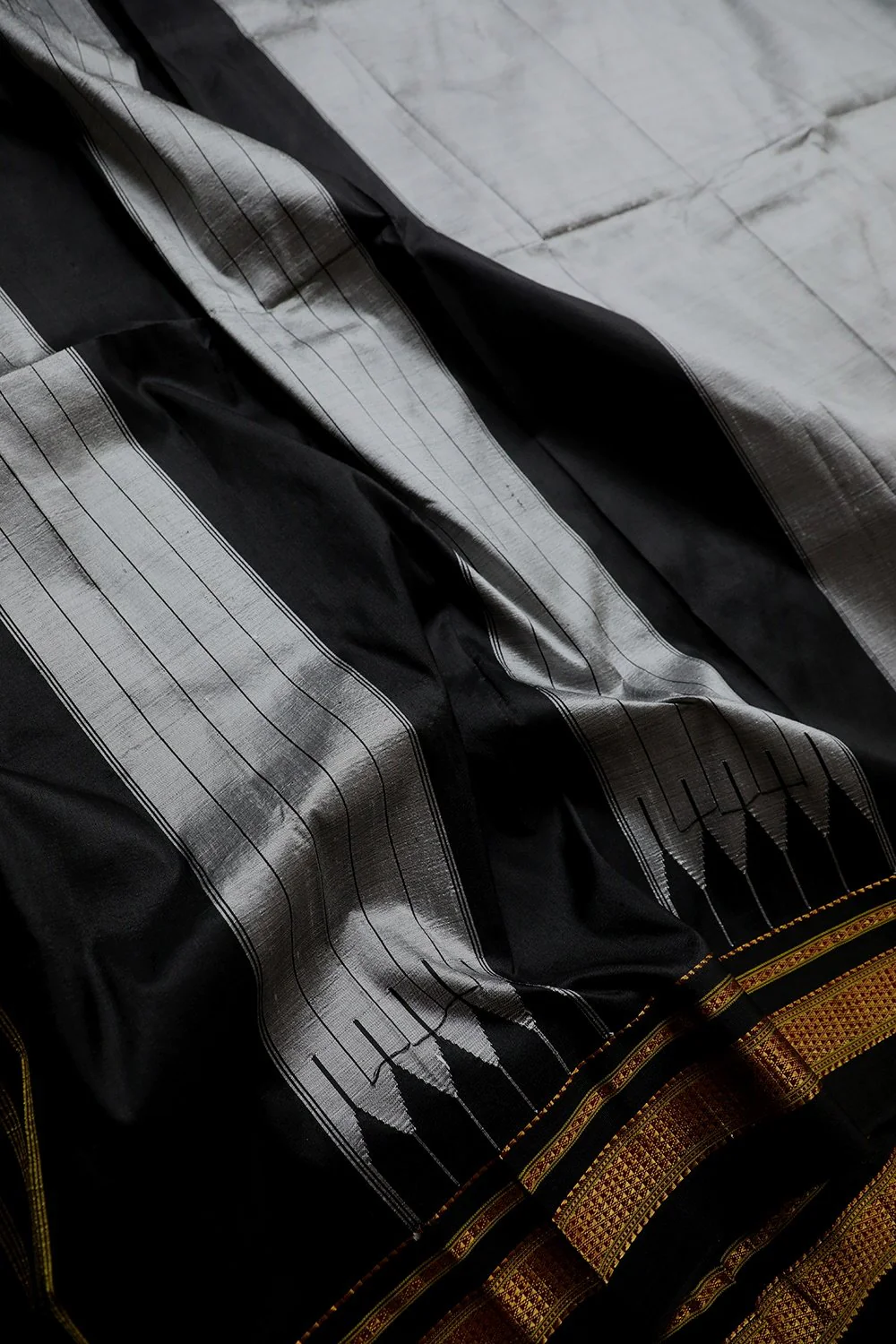Silver Grey with Black Handwoven Ilkal Silk Saree - Image 3