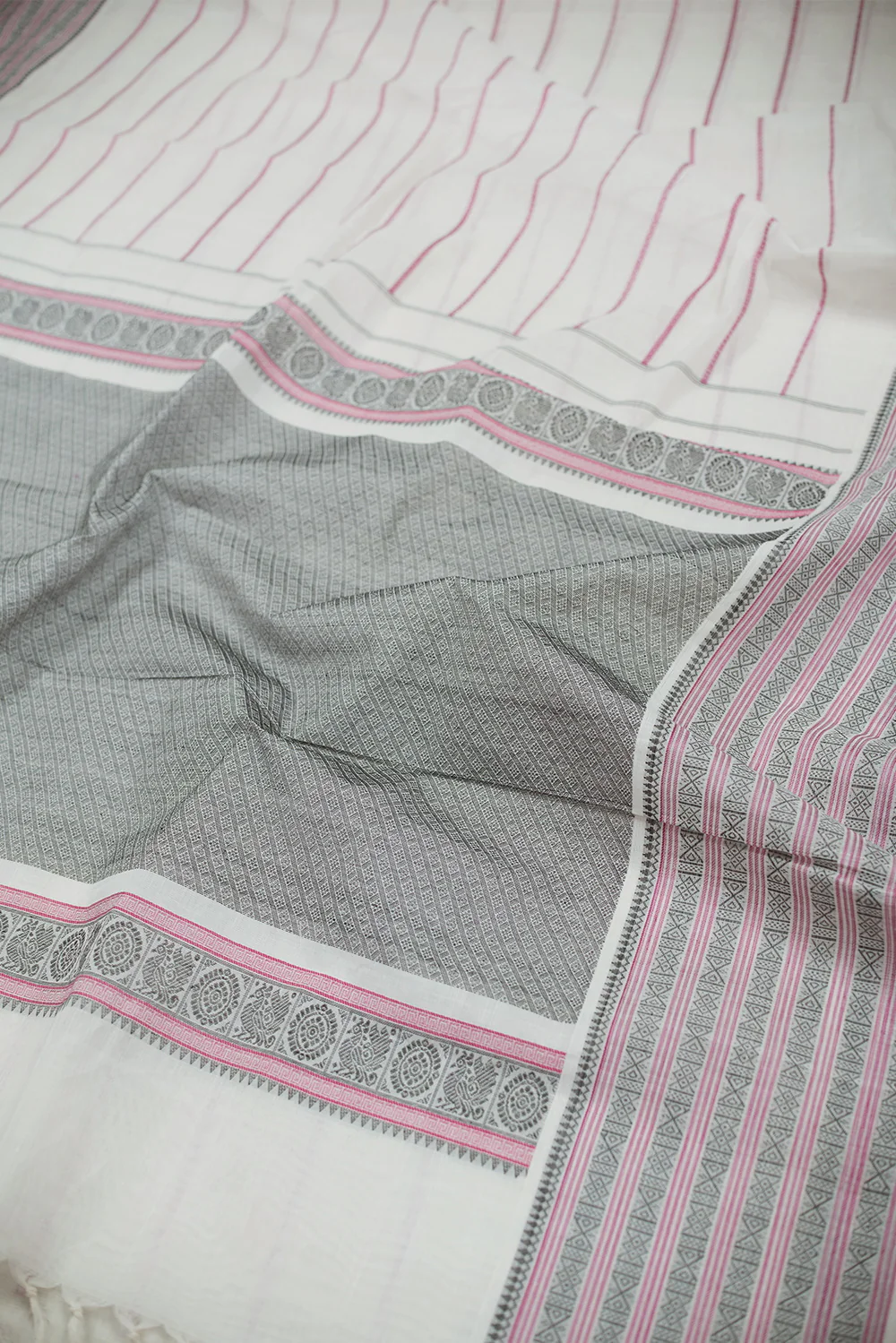 Daisy Cream Phulia Cotton saree - Image 3