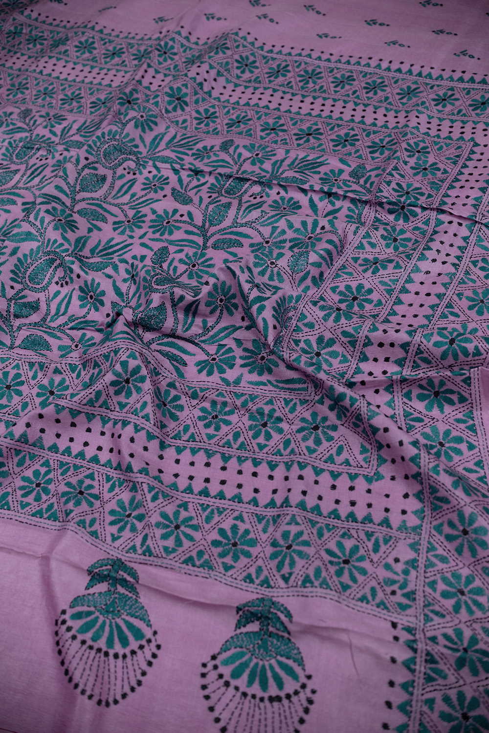 Motifs on Pink Kantha Silk saree - Image 4