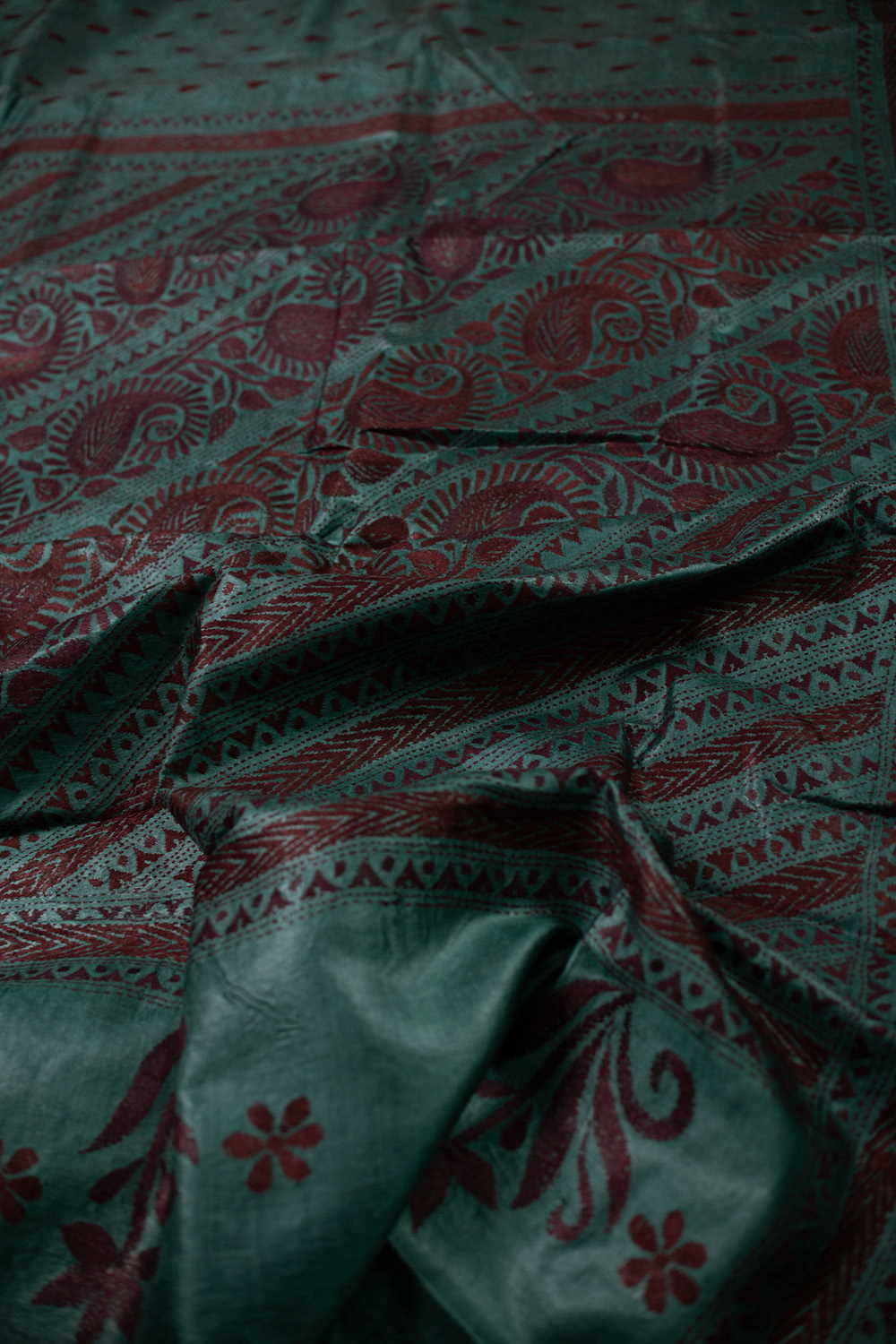 Maroon Pattern on Green Kantha Tussar saree - Image 3