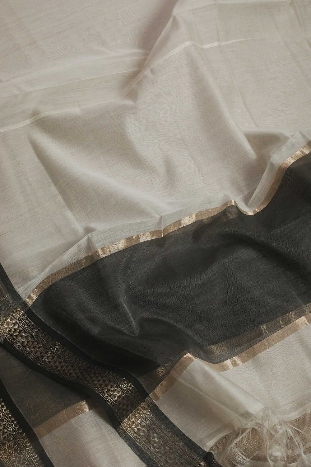 Cream with Grey Border Maheshwari Silk Cotton Dupatta - Image 4
