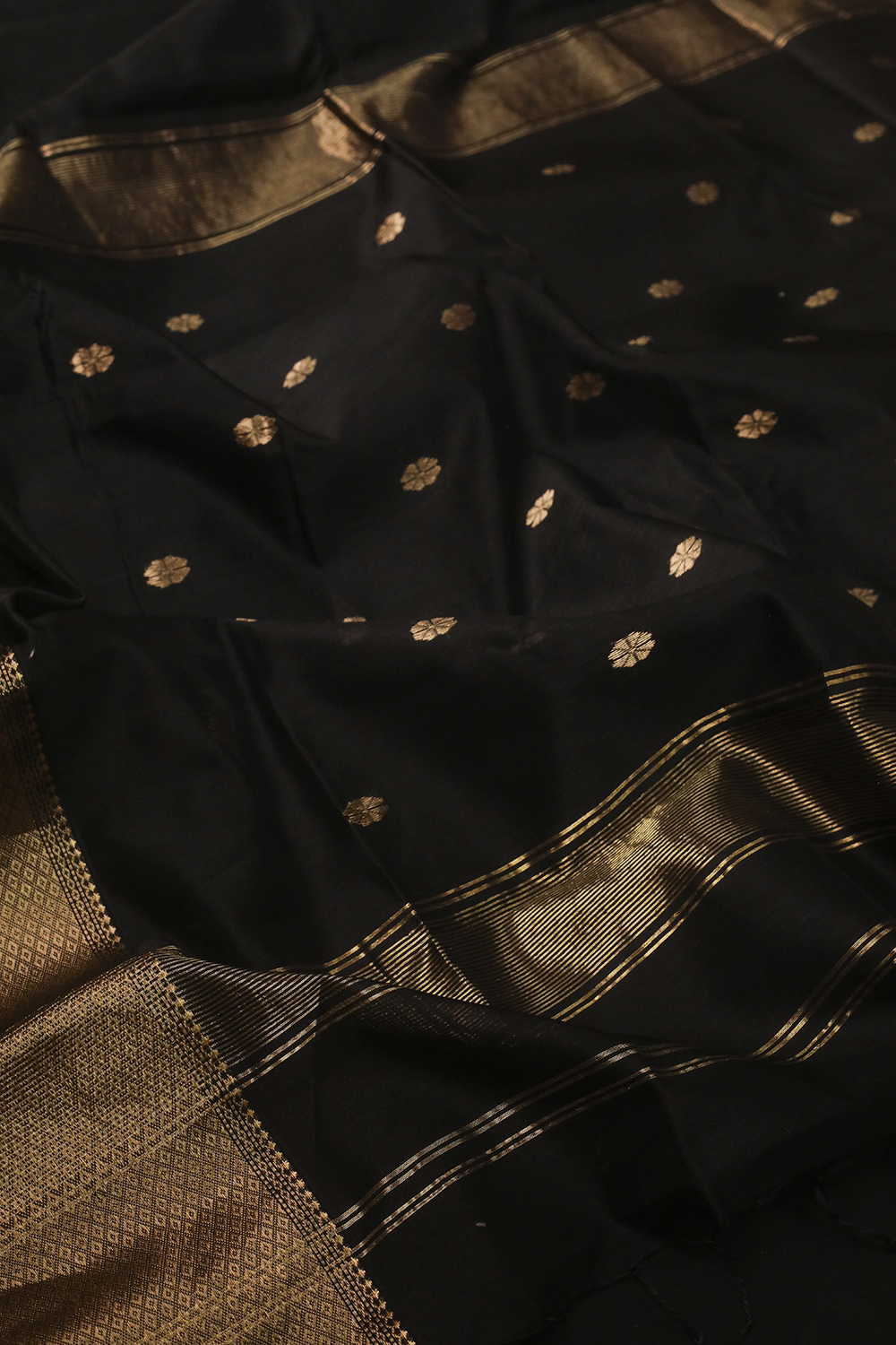 Diamond Zari Border on Black Maheshwari Silk Cotton saree - Image 3